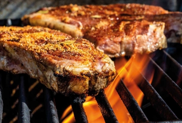 Steaks auf dem Grill über offenem Feuer