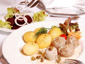 Teller mit Königsberger Klopsen, Kartoffeln und Salat im Wildpark-Restaurant