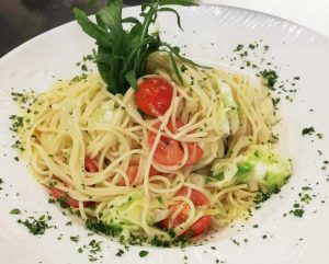 Spaghetti mit Spitzkohl und Tomaten auf Teller
