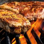 Steaks auf dem Grill über offenem Feuer